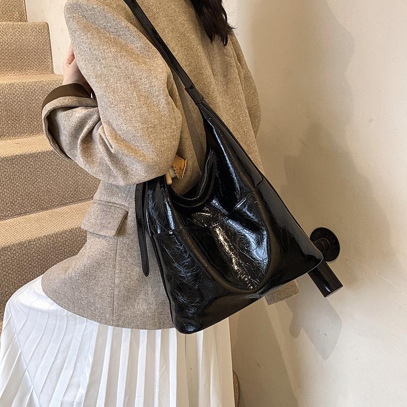 

Корейская версия ретро большая вместимость сумка подмышку женская осень и зима новая повседневная сумка-тоут высококлассная деловая сумка через плечо 30*10.5*26 чёрный