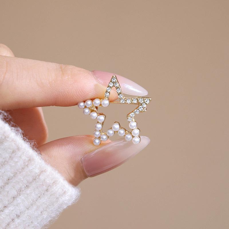 Simple Hollow Pearl Star Brooch, New Cute Corsage Pin, Anti-light Buckle, Cardigan, Suit Accessories Collar Pin.