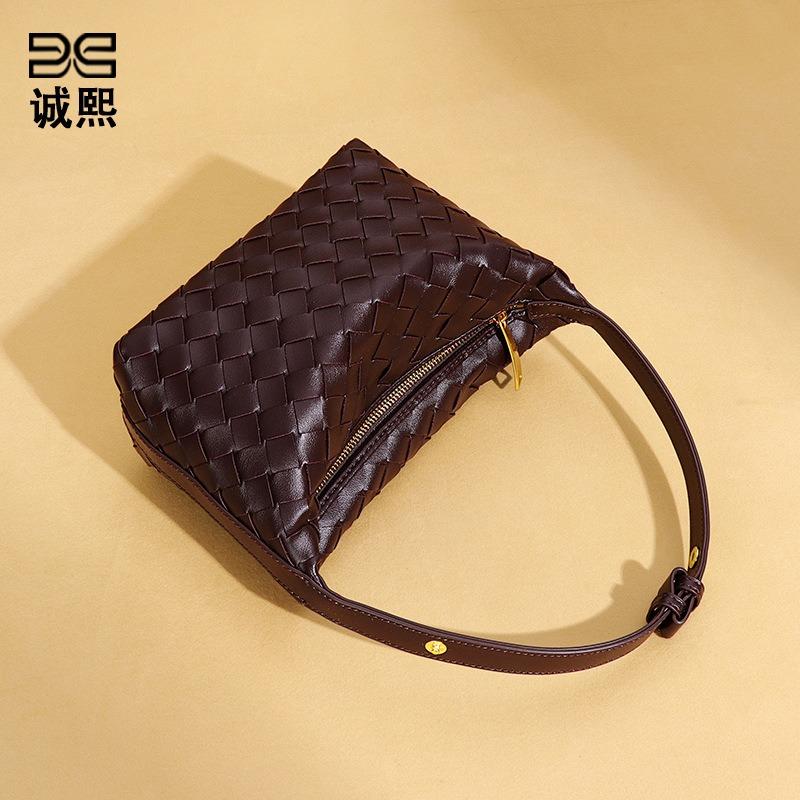 Niche Design Fashionable Casual Hand Carry Women's Bag Versatile Small Fresh Texture Shoulder Armpit Bag Handwoven Bag