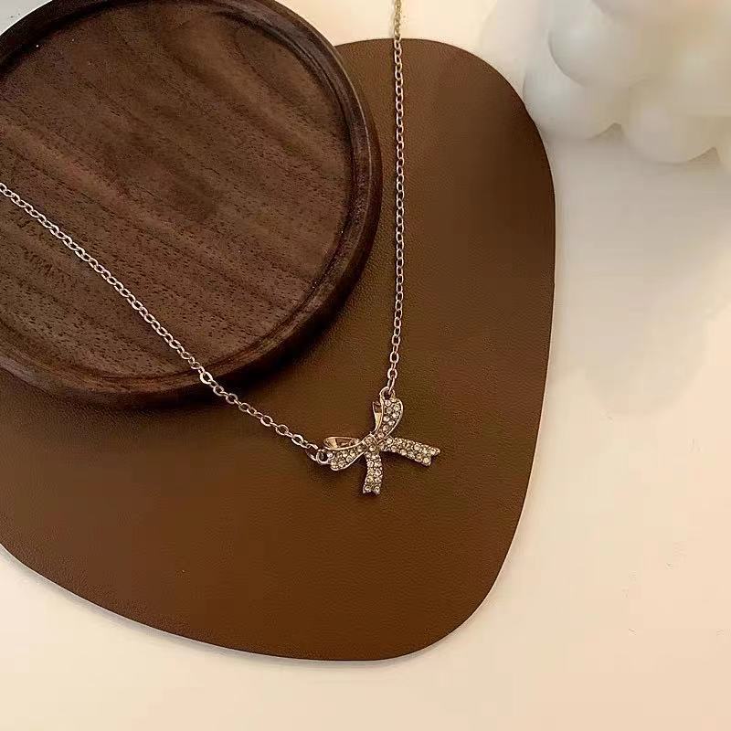 Collier nœud femme design de niche de luxe léger chaîne de clavicule sens 2023 nouvelle chaîne de cou tendance ins tempérament