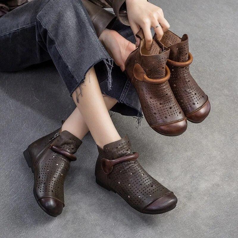 Johnature Echtes Leder, ausgehöhlte Stiefel, Retro-runde Zehenpartie, atmungsaktive Sandalen, vielseitige flache Damenschuhe