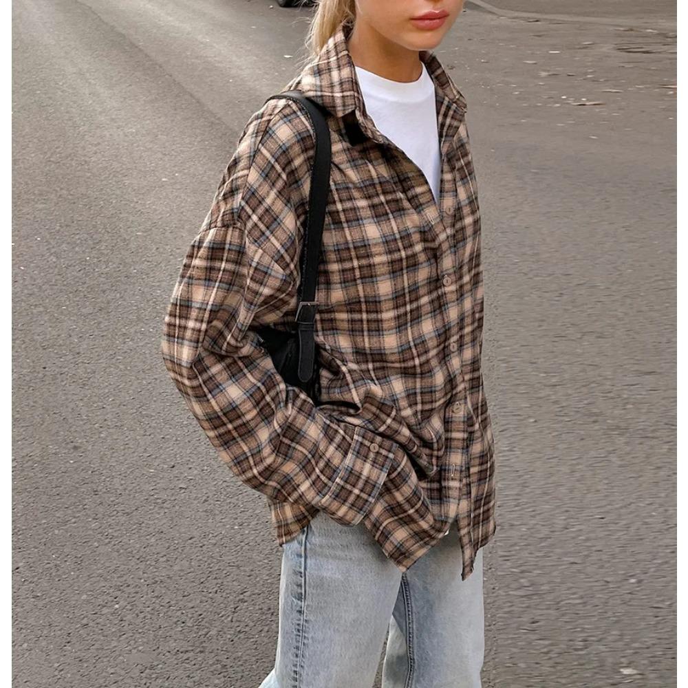 Camicia da donna a quadri vintage primaverile e autunnale, caratterizzata da maniche lunghe, vestibilità ampia, design monopetto e stile casual.
