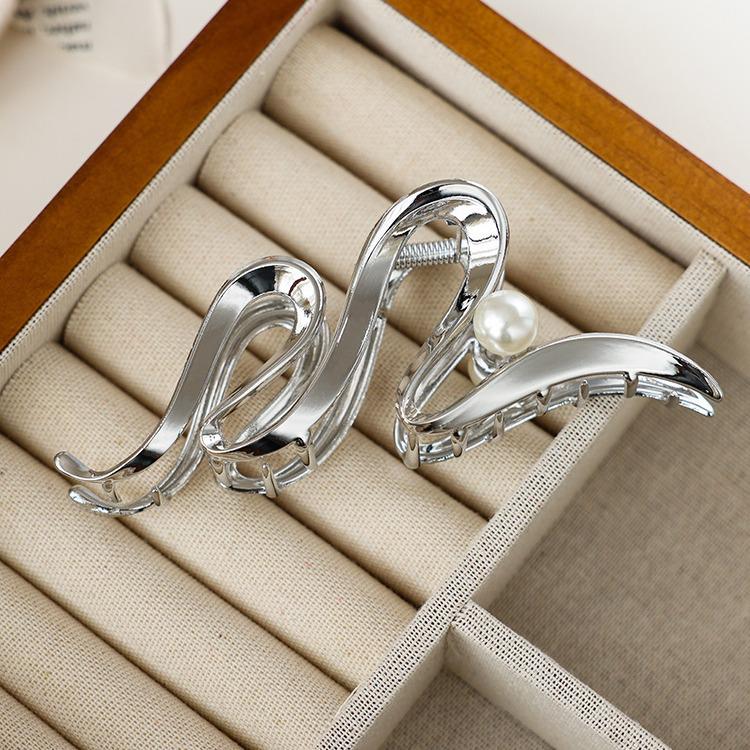 

Нишевая минималистичная женская заколка-краб для волос: Стильная прическа «Акула сзади» 2025