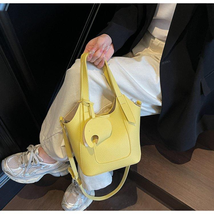 Fashion Foreign Style Portable Bucket Bag Women's New Versatile Shoulder Bag Large Capacity Simple Commuter Messenger Bag