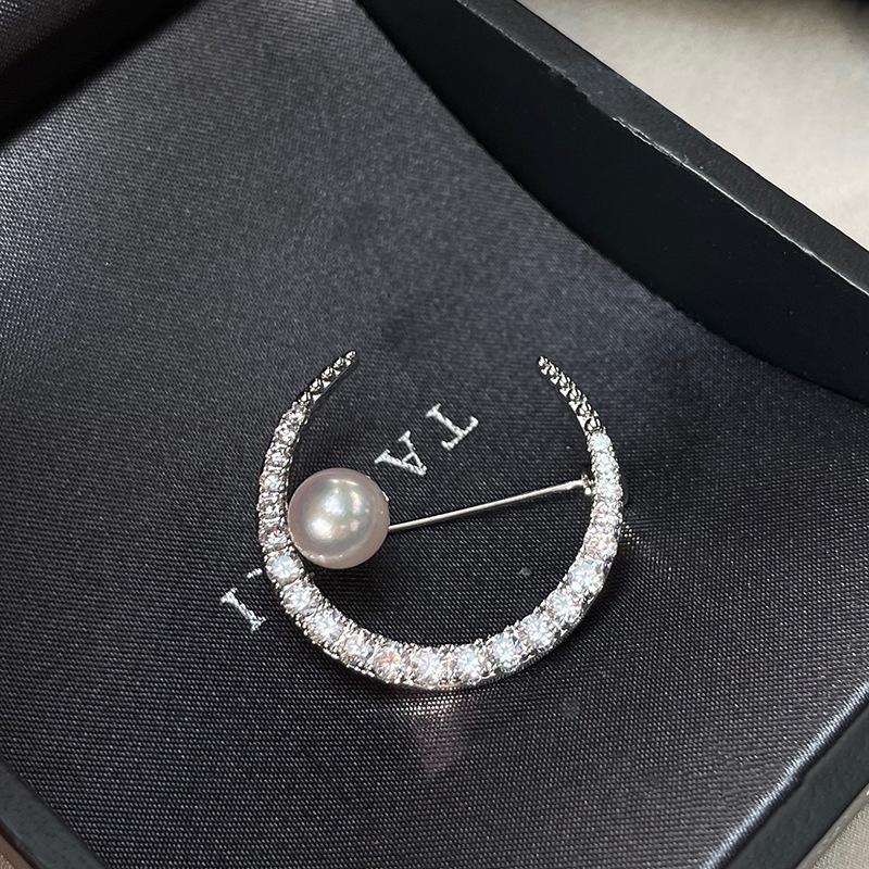 Retro Crescent Moon Pearl Brooch: Versatile DIY Corsage Pin