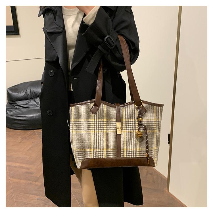 Wollige Mode-Tragetasche: Schulterhandtasche mit großem Fassungsvermögen für Herbst/Winter 2024