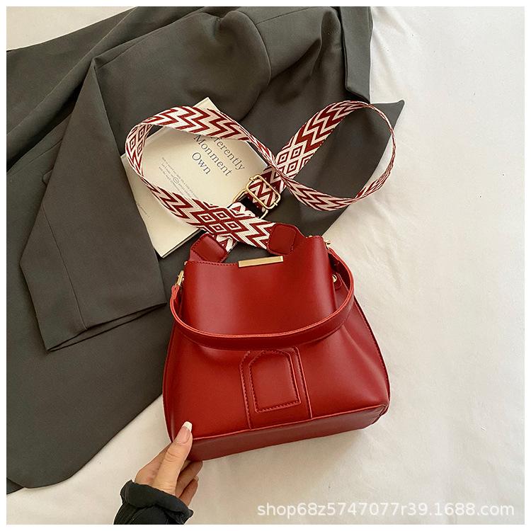 

Textured bucket bag women s 2025 new fashion commuter shoulder bag contrasting wide strap crossbody bag красный
