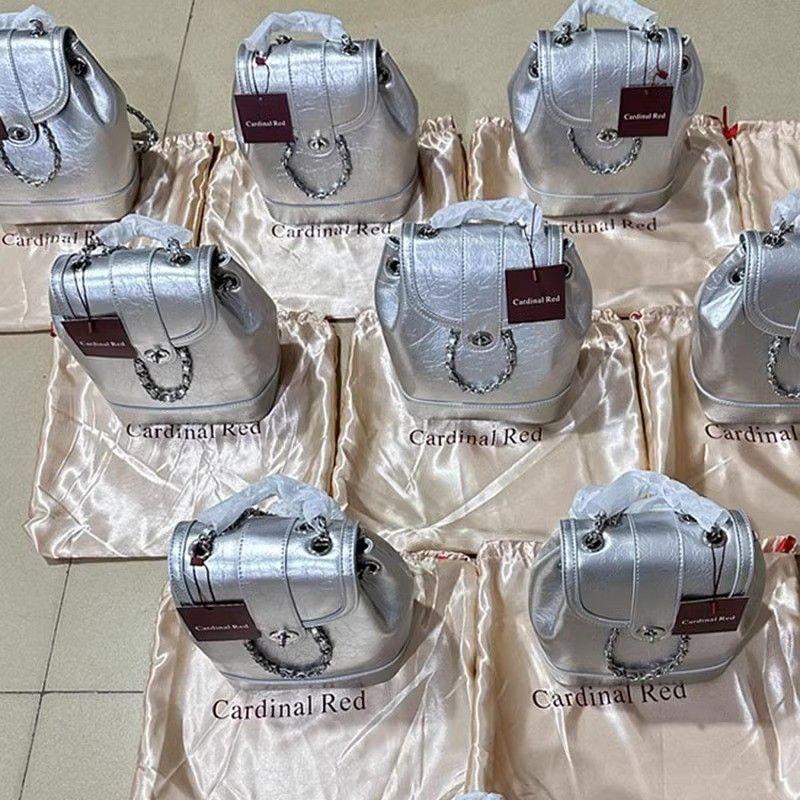 

Cardinal Red South Korea Retro Single Shoulder Chain Silver leather + correct logo In Stock