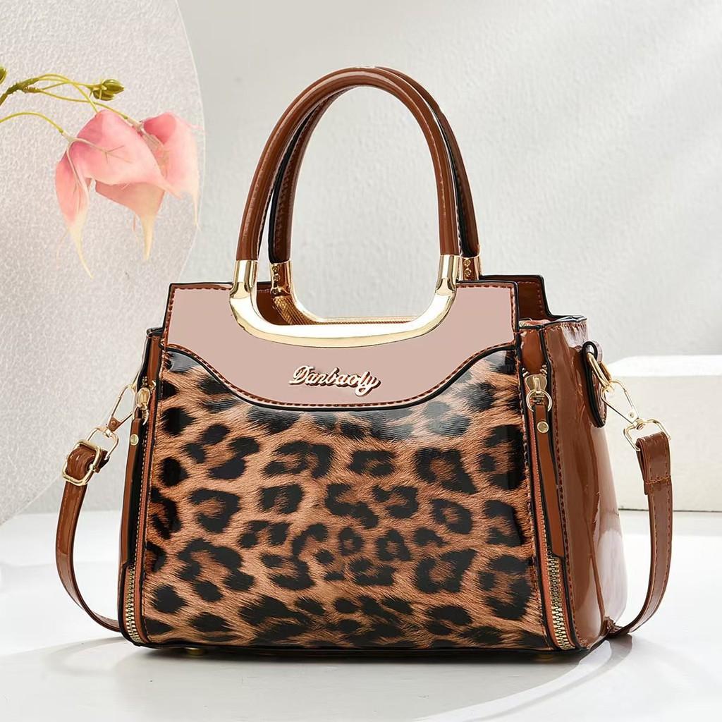 Urban Chic Small Square Bag With Trendy Leopard Pattern And Zipper Closure хаки