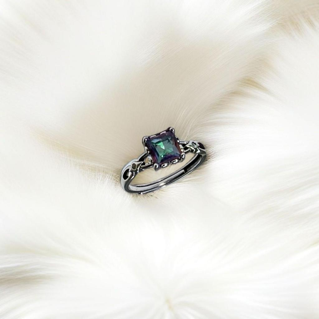 Retro Thai Silver Zircon Iridescent Ring: Trendy High-End Fashion Accessory for Women