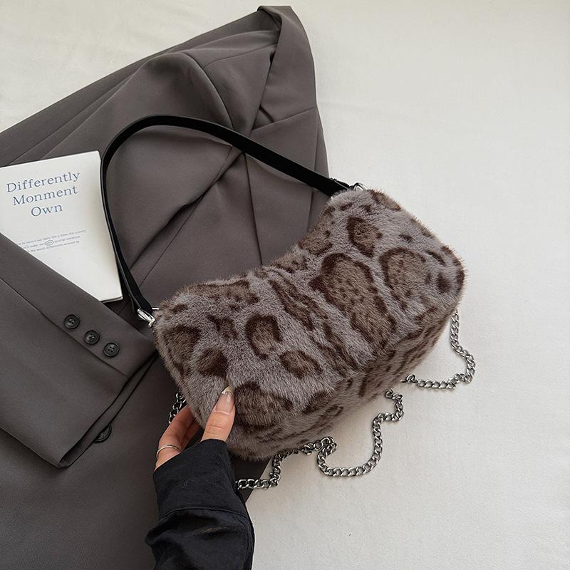 

Сумка с леопардовым принтом высокой ценности, женская модная сумка через плечо, новинка 2025, простая плюшевая сумка, сумка-мессенджер на цепочке, сумка с волосами серый