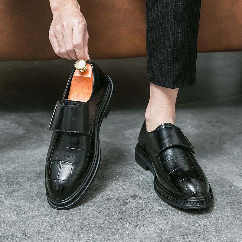 Horse buckle leather shoes pointed inner height increase hair stylist personalized crocodile pattern shoes