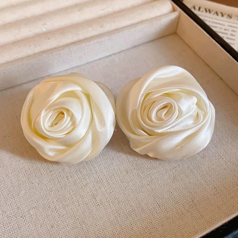 Niche design temperament retro French Hong Kong style earrings, exaggerated personality satin three-dimensional rose flower stud earrings ears