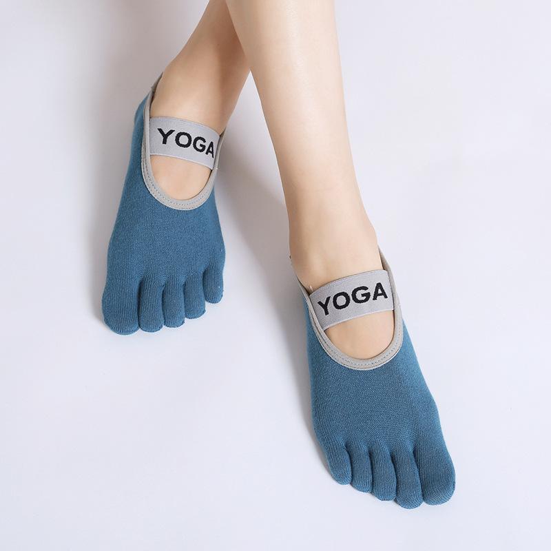 Anti-Odor Split-Toe Yoga Socks with Wide Straps, Gel Dots, and Five-Toe Design in Color-Blocked Combed Cotton