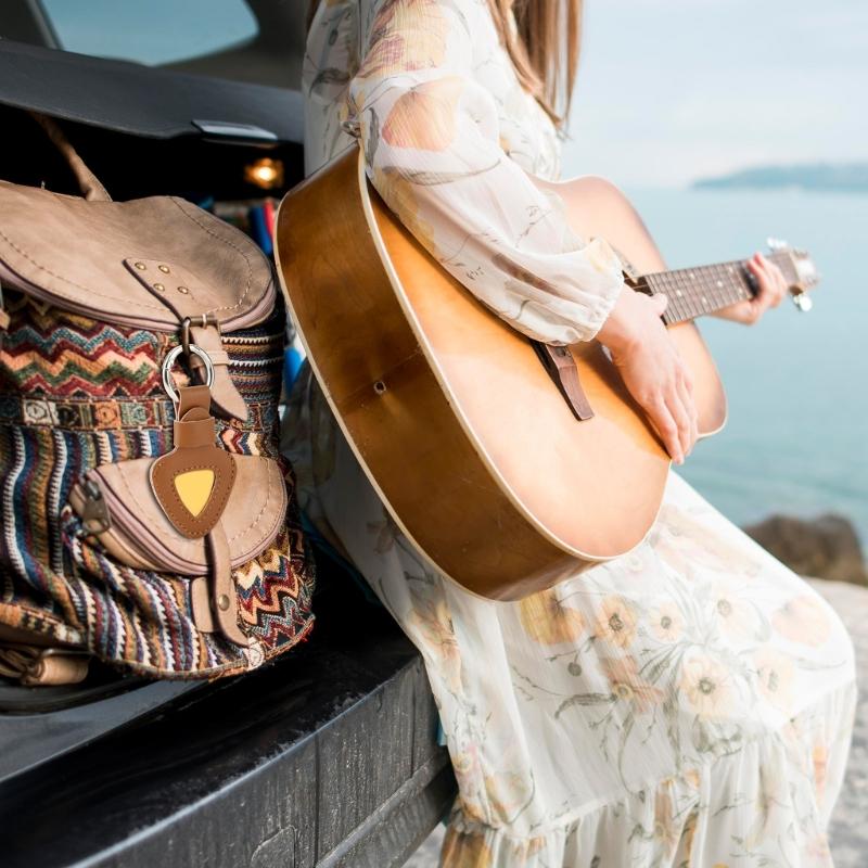 Guitar Pick Container Guitar Accessory Tool Pocket with Keychain Guitar Pick Holder Guitar Pick Pouches PU Texture