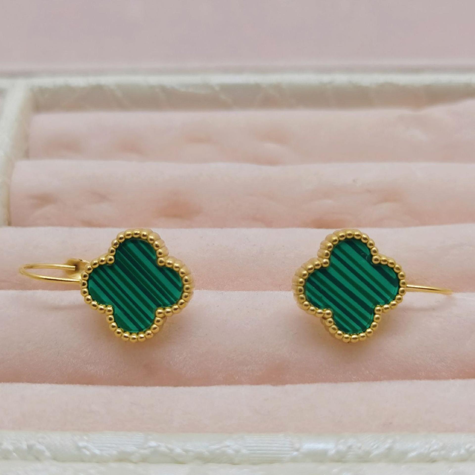 

Серьги из нержавеющей стали с четырьмя листами клевера. Роскошные серьги высокого класса с модным трендом женских сережек. зелёный