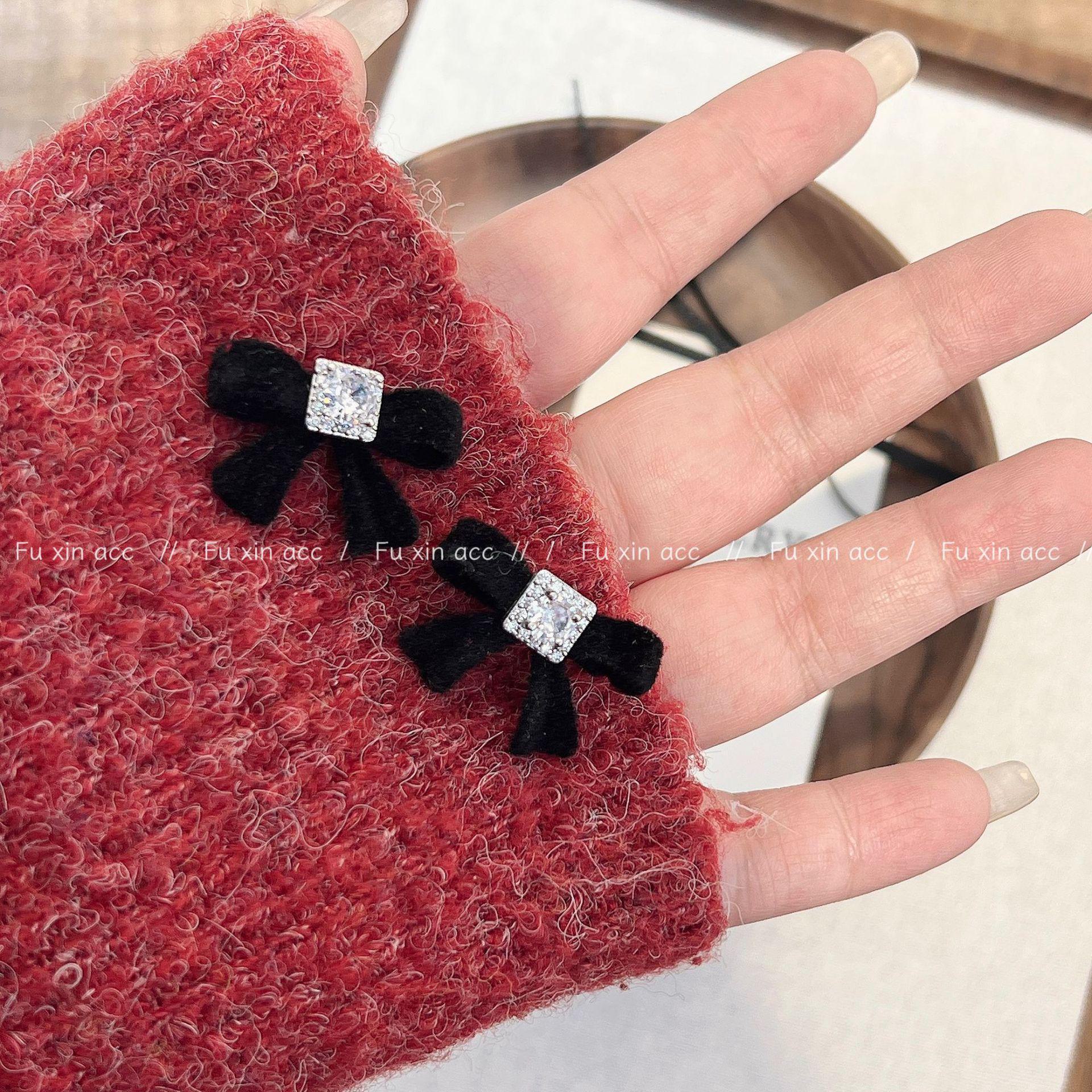 

2024 Высококачественные циркониевые серьги-бантики для женщин - Осень/Зима