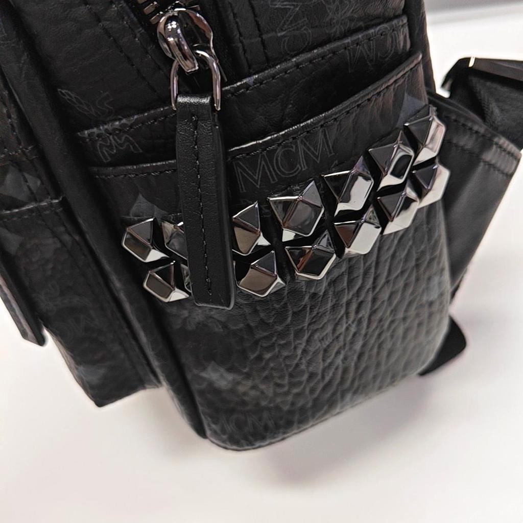 [Pre-Owned] Stark Visetos Classic Double-Sided Studded Handheld Shoulder Crossbody Backpack - Excellent #1MR8IUG