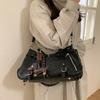 Borsa a Spalla Hobo Vintage Marrone Multitasche in Morbida PU con Ciondolo Cane da Donna per Uso Quotidiano Casual Borsa a Tracolla