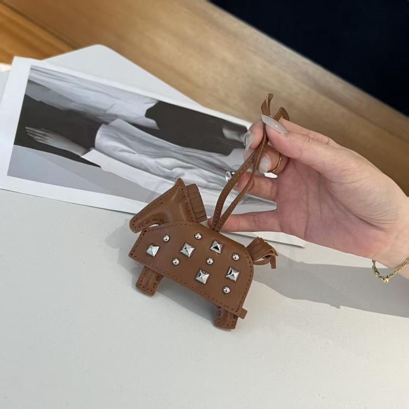 Üst Düzey El Yapımı Deri Zırhlı Savaş Atı Kolye Ucu Moda Gümüş Perçinli At Çantası Süsü Aksesuarları Araba Kolye Ucu Doğum Günü Hediyesi