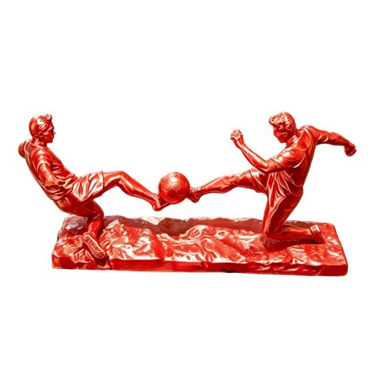 Soccer Player Statue 3D Printed 2 Men Playing Soccer Figurine Sports Table Sculpture красный