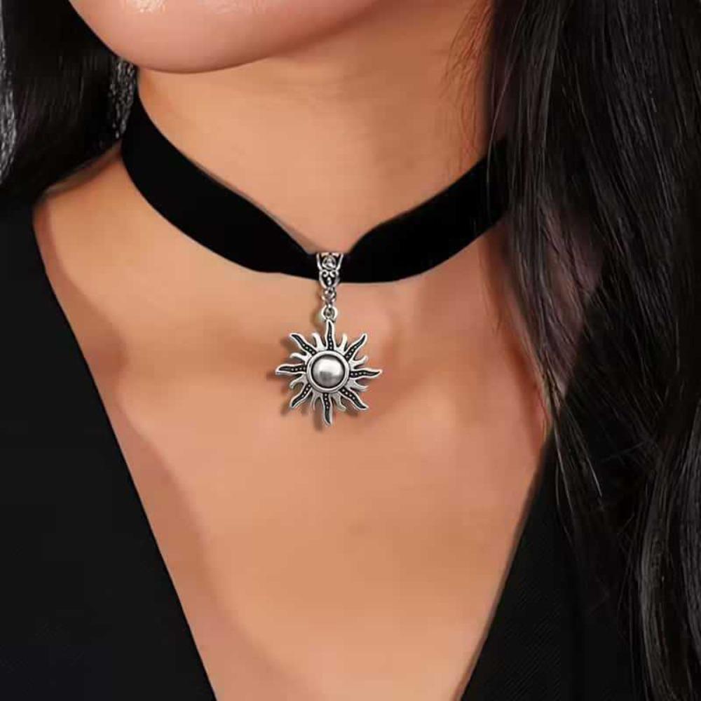 Retro Bohemian Sliver Color Sun Pendant Necklace Black Velvet Choker for Women Gothic Punk Halloween Party Jewelry Accessories