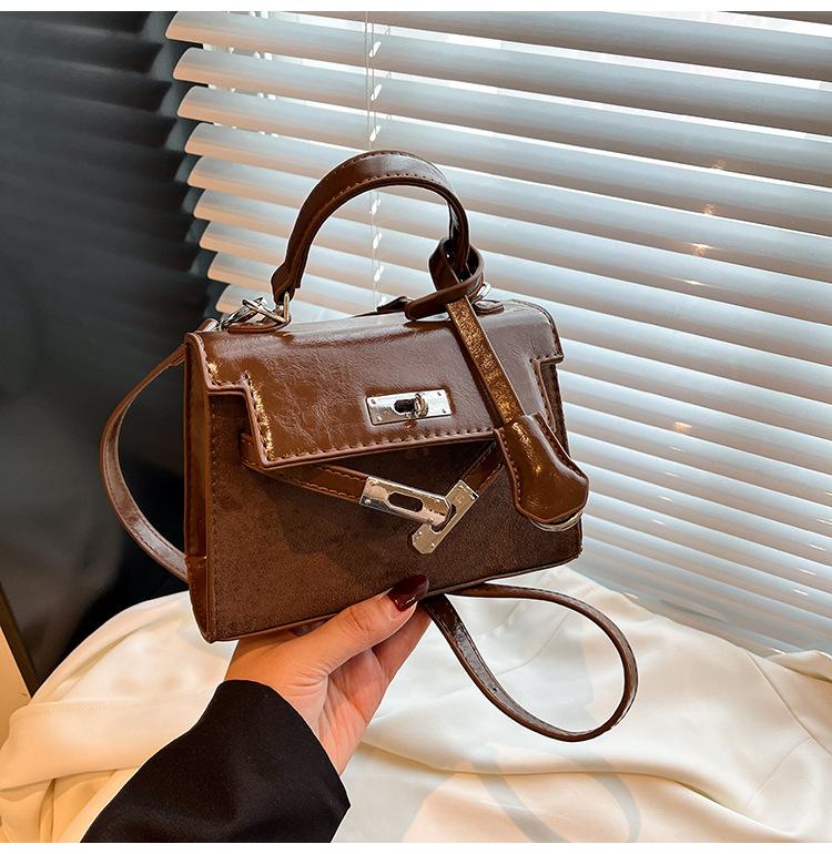 

2025 autumn and winter new Korean version retro fashion shoulder bag niche simple casual fashion Kelly bag women s messenger bag