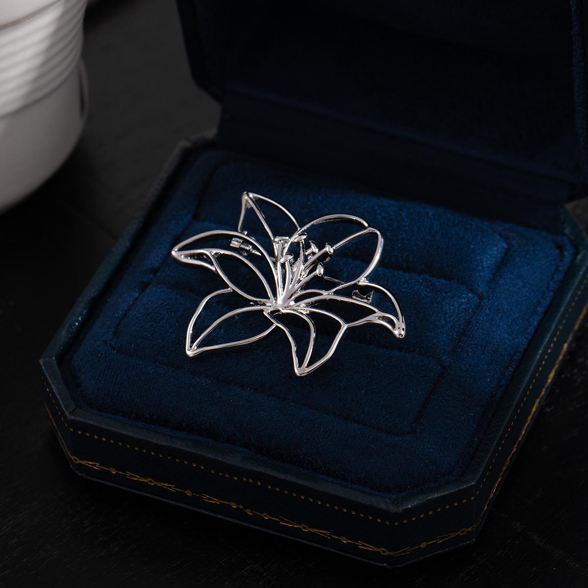 Elegant Gold Camellia Brooch: Exquisite Lapel Pin & Anti-Exposure Flower Accessory