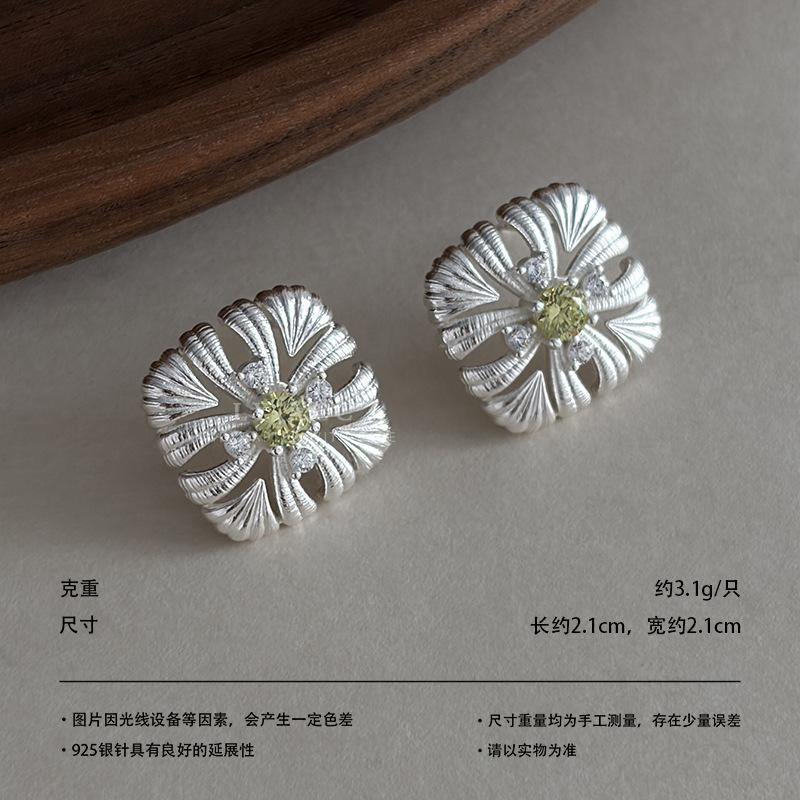 Vintage relief flower zircon pearl stud earrings three-dimensional texture court style commuting dinner light luxury temperament earrings