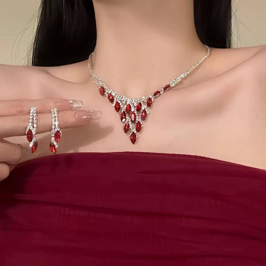 Sada náušnic a náhrdelníku Červený diamant ve tvaru kapky – Elegantní, univerzální šperky pro ženy