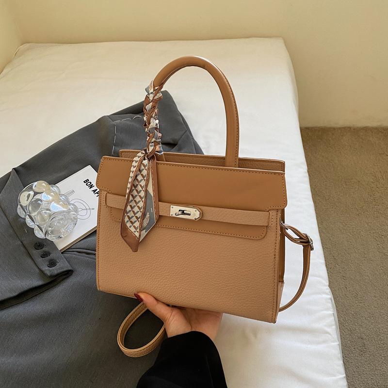 Premium sense retro handbag bag women's autumn and winter 2025 popular versatile commuter shoulder bag crossbody small square bag