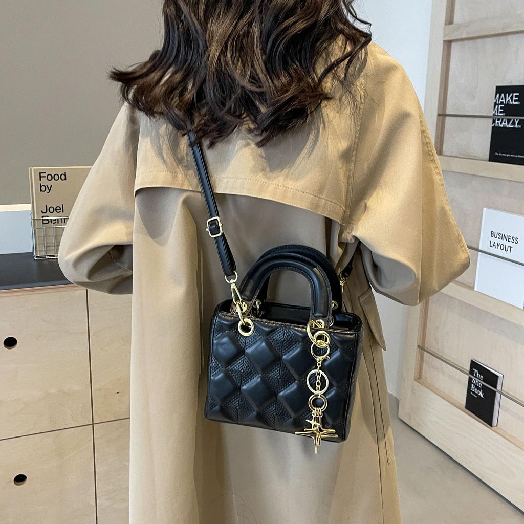 A Stylish and Simple Children's Square Bucket Bag, Suitable for Going Out Shopping, Traveling, Dating and Taking Photos