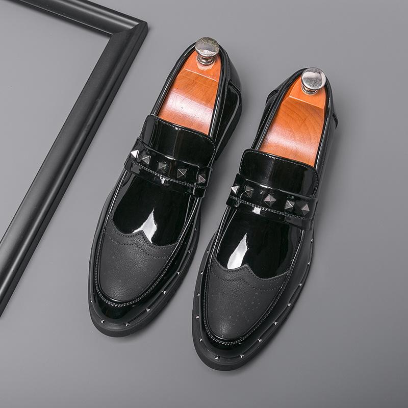 Glänzende Fußabdeckung Nieten spitze Lederschuhe Britischer Stil Kleid Business Casual Schuhe große Größe Slipper Herrenschuhe