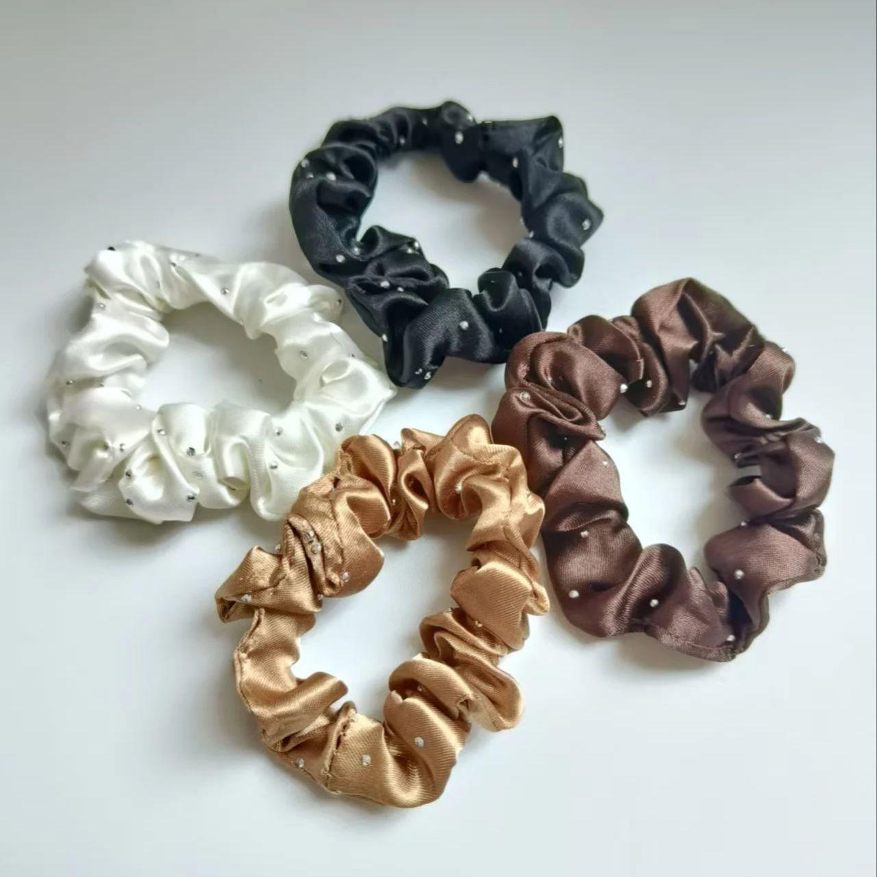 

Набор из 3 однотонных атласных резинок для волос со стразами, простые, элегантные и премиальные аксессуары для волос для ежедневного использования женщинами.