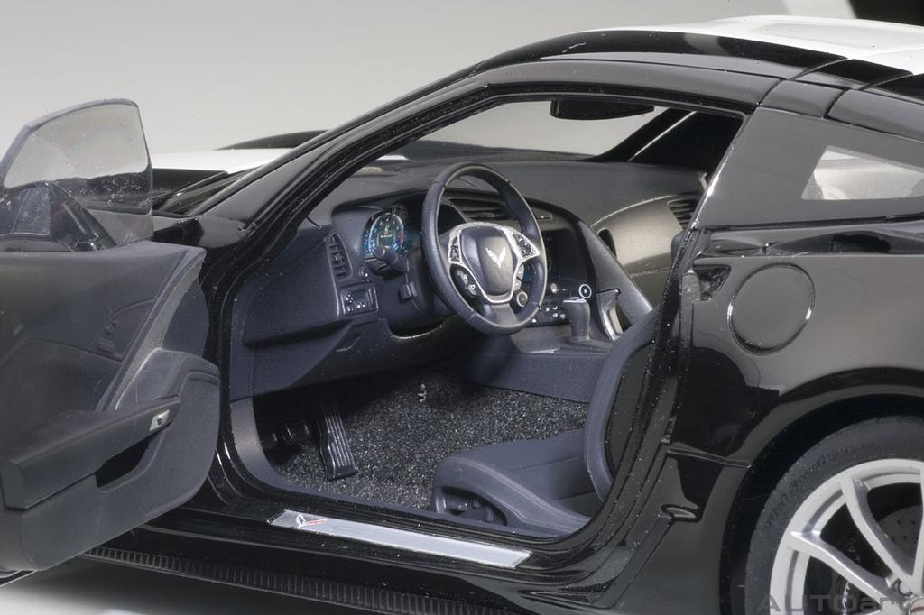 AUTOart Chevrolet Corvette C7 GranSport Streifen Gelb Hashmark 1/18 Schwarz/Weiß