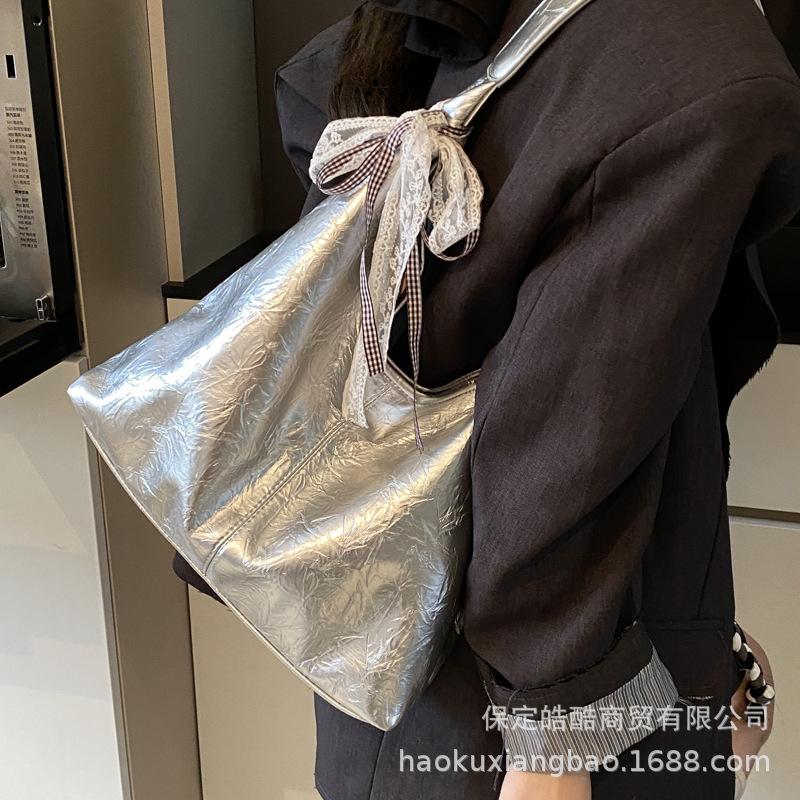 

Tote bag women s large capacity 2025 new trendy bag spring and summer high-end shoulder bag college student class commuter bag серебряный