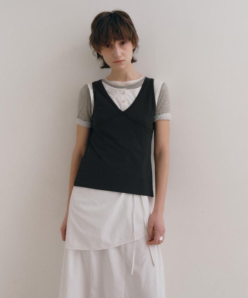 Loutaideu Back Slit Sleeveless Top [Black]
