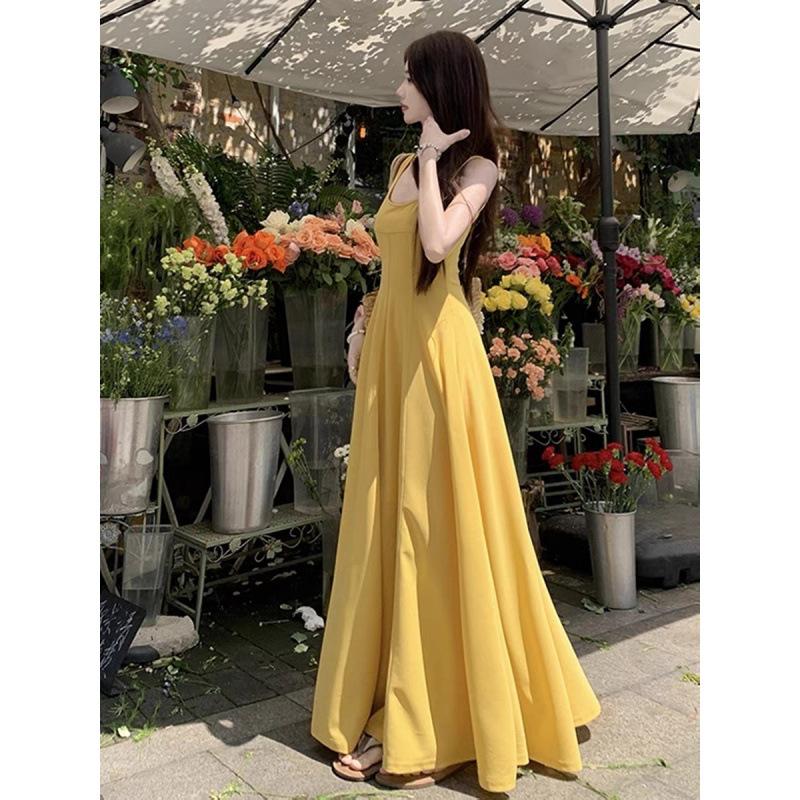 Seaside vacation yellow suspender dress, the new super good-looking, unique and beautiful waist pinch dress, children's summer