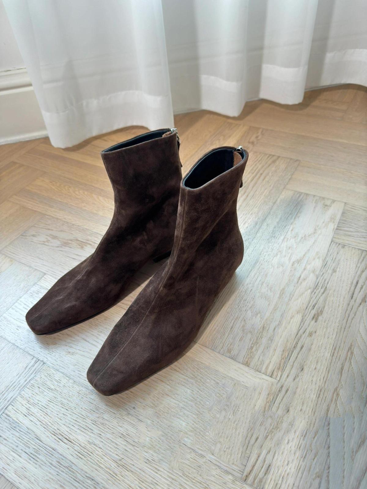 

Французские квадратные кожаные внутренние высокие короткие сапоги женские с молнией сзади на толстой подошве тонкие ботинки маленькие ботильоны ботинки Martin 39