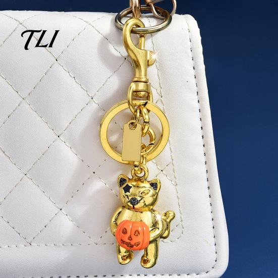 Backpack Pendant Halloween Cat Holding Pumpkin Keychain, Metal Car Key Ring Holder Holder, Handbag Hanging Decorative Accessory