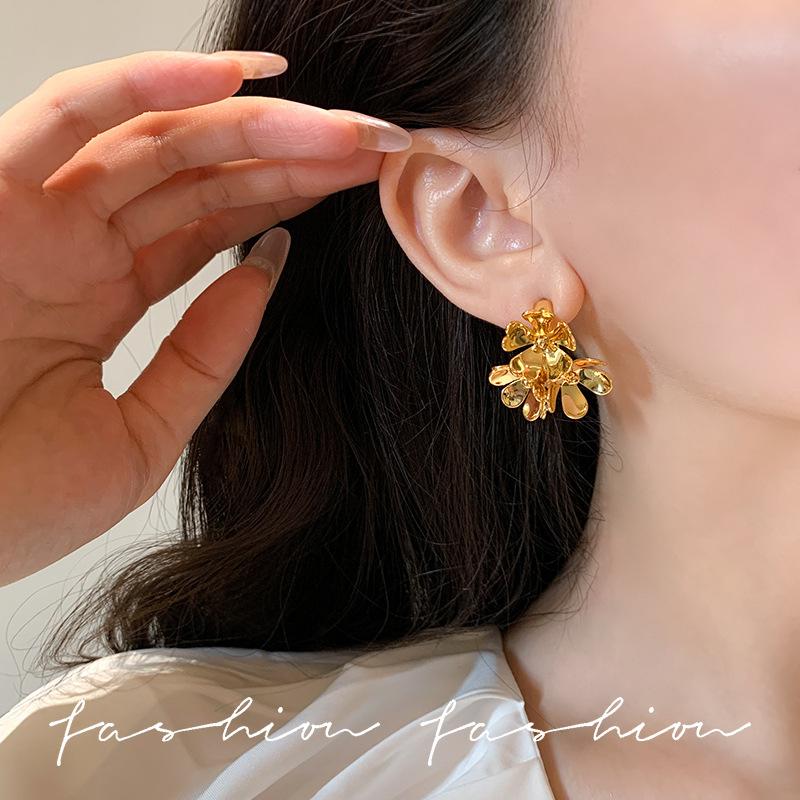 European and American light luxury high-end metal flower earrings, beautiful temperament exaggerated unique design retro high-end stud earrings