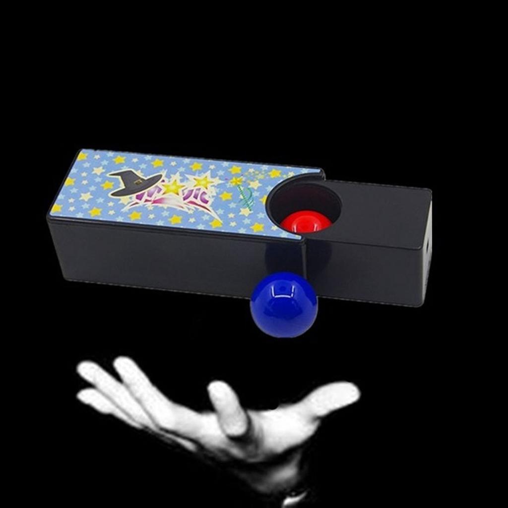 Ein Set veränderbarer Zauberkästen, der den roten Ball in den blauen Ball verwandelt. Requisiten: Zaubertricks, Spielzeug, klassisches Spielzeug