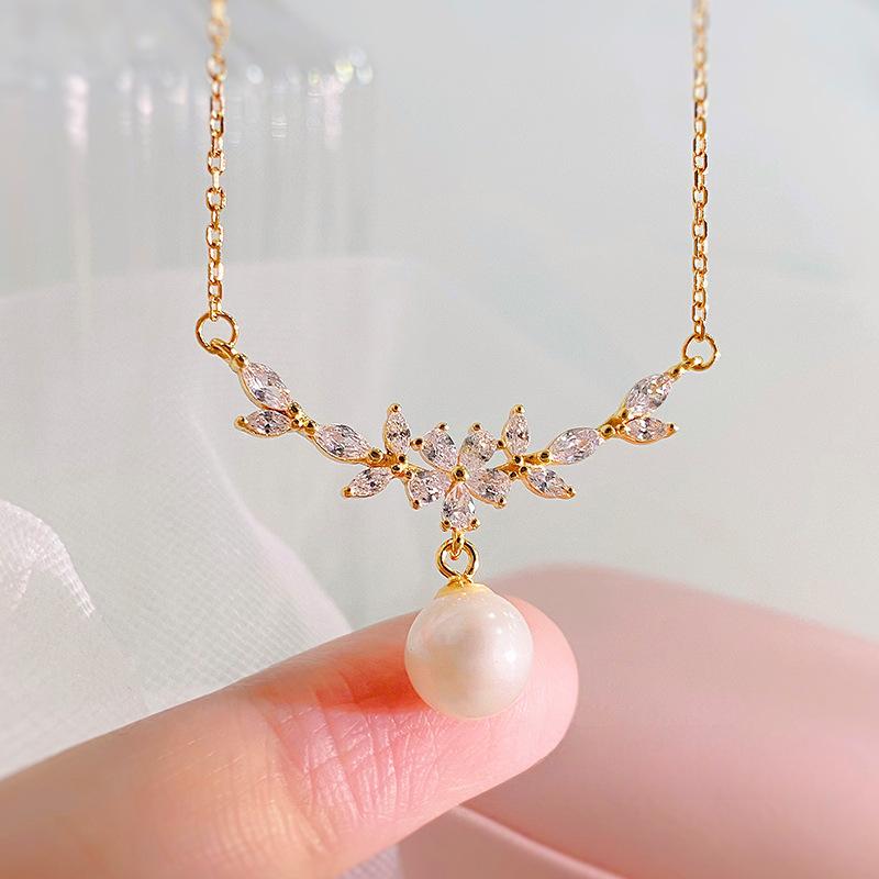 

Ожерелье из жемчужного листа и циркона, темпераментное, легкое, роскошное, новогоднее, цепочка на ключицу, женские аксессуары