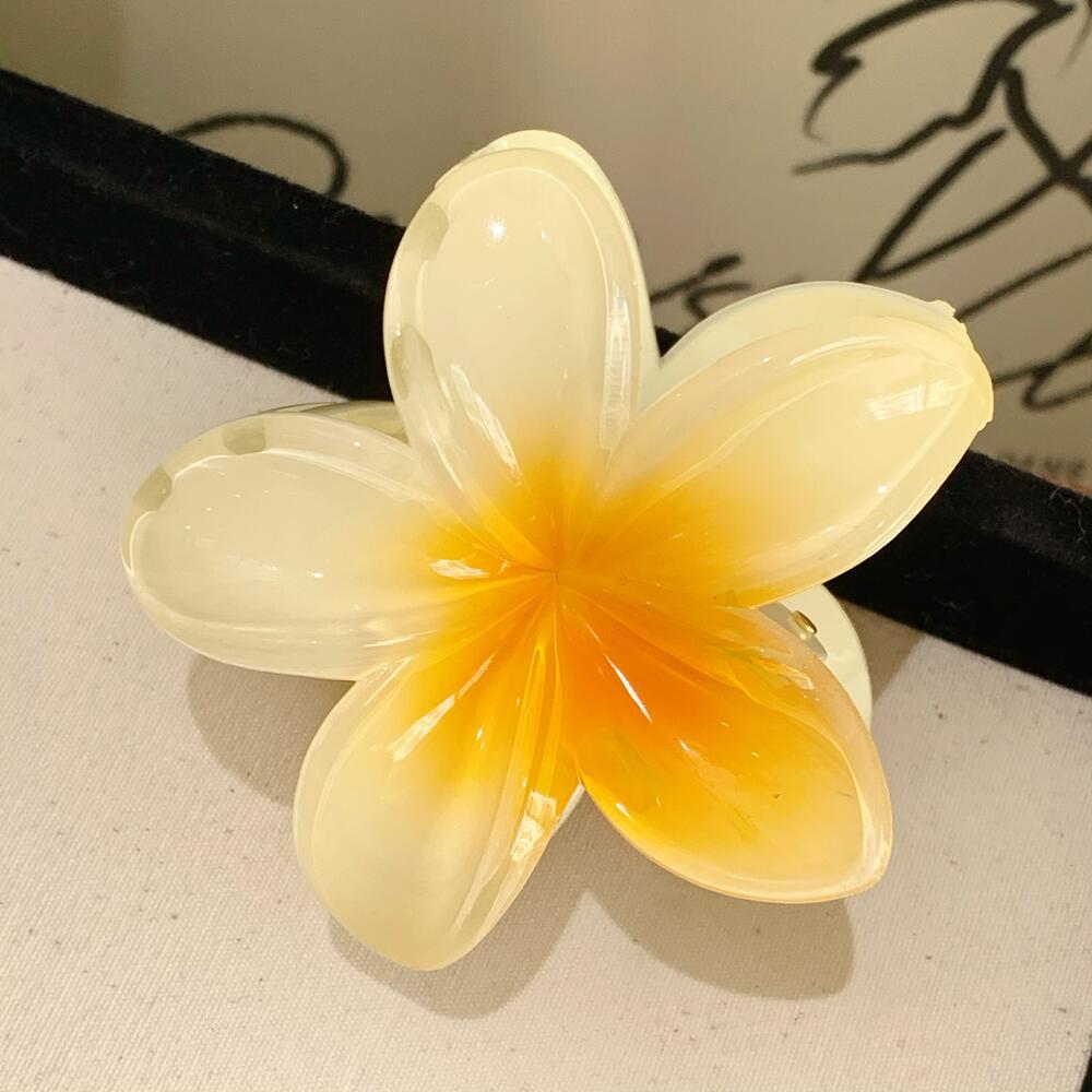 Clips Colorat Frangipani Gradient pentru Femei - Accesoriu de Păr cu Floare în Culori Bomboană