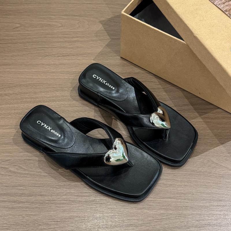 

Повседневные шлепанцы с металлической пряжкой, на плоской подошве, с клипсой для пальца в елочку, крутые шлепанцы, летняя мода, универсальные, с мягкой подошвой, для отпуска, пляжные, женские шлепанцы 35