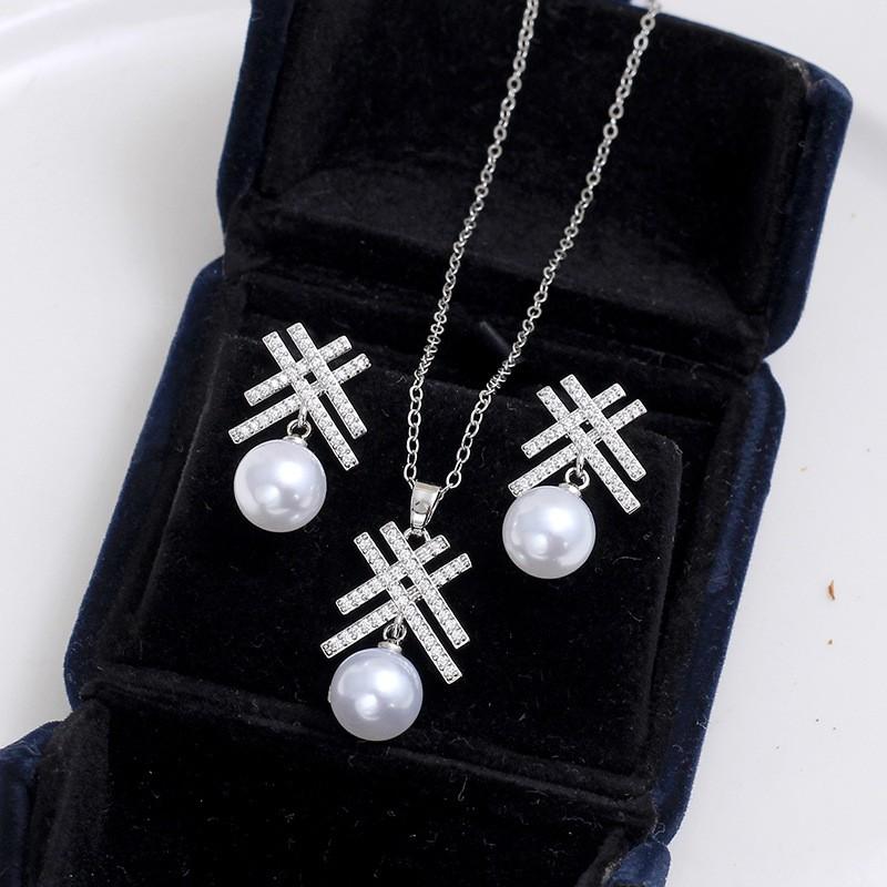 Elegant Zircon Lucky Clover Necklace Earring Set Women Light Luxury Geometric Pendant Jewelry Party Office Wear