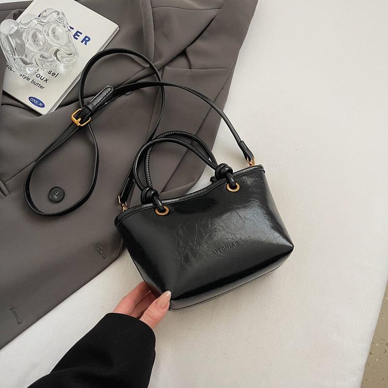 

Fashion high sense retro brown small bag women s new design sense versatile messenger bag super fire portable bucket bag 23*9*14
