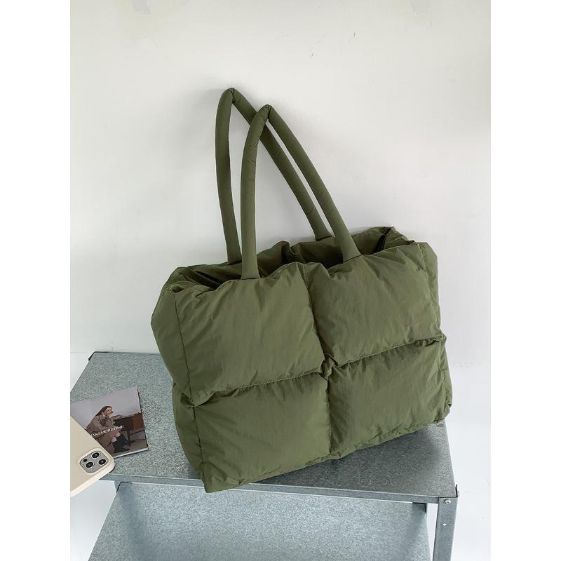 

Shoulder down cotton clothes bag, high-end sense autumn and winter new college student tote bag, commuting large-capacity women s cloud bag зелений