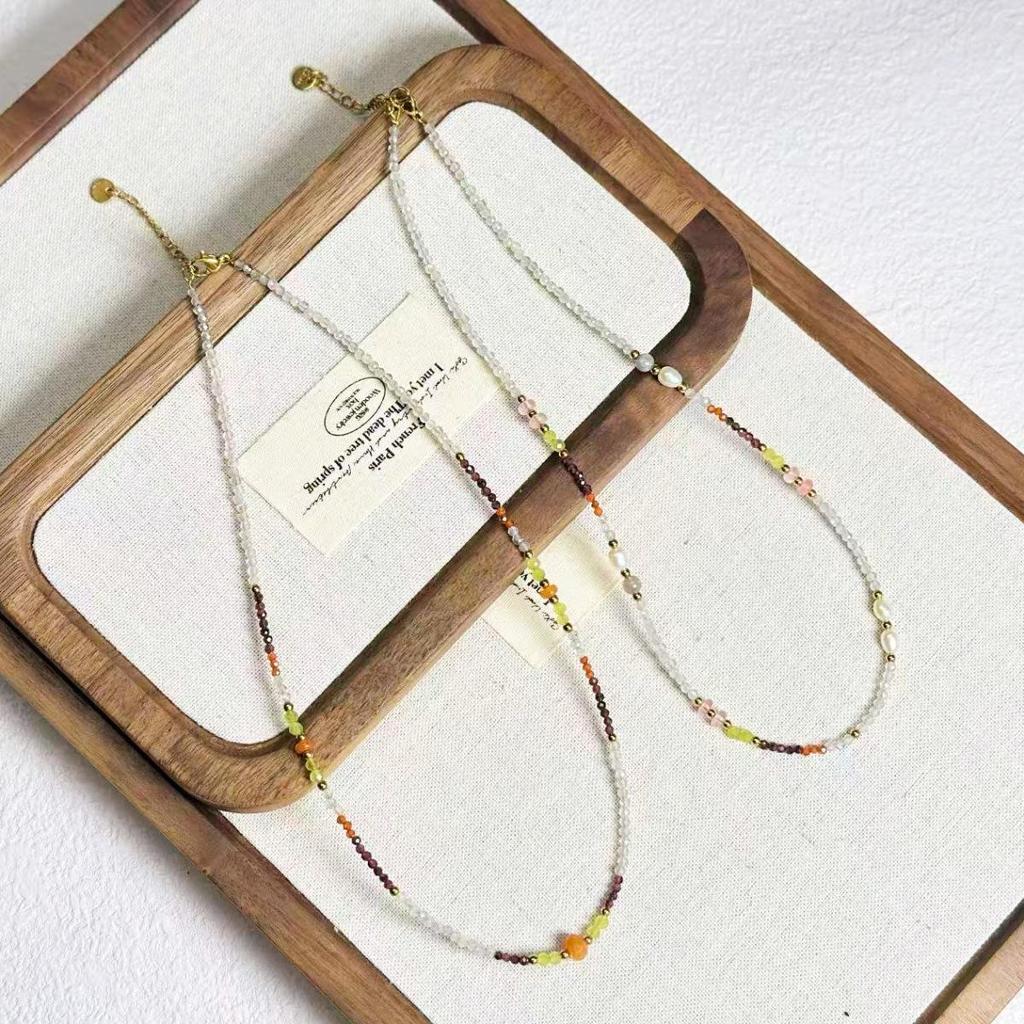 Mehrfarbige Luxus-Halskette aus Naturstein mit Mondstein- und Granatperlen