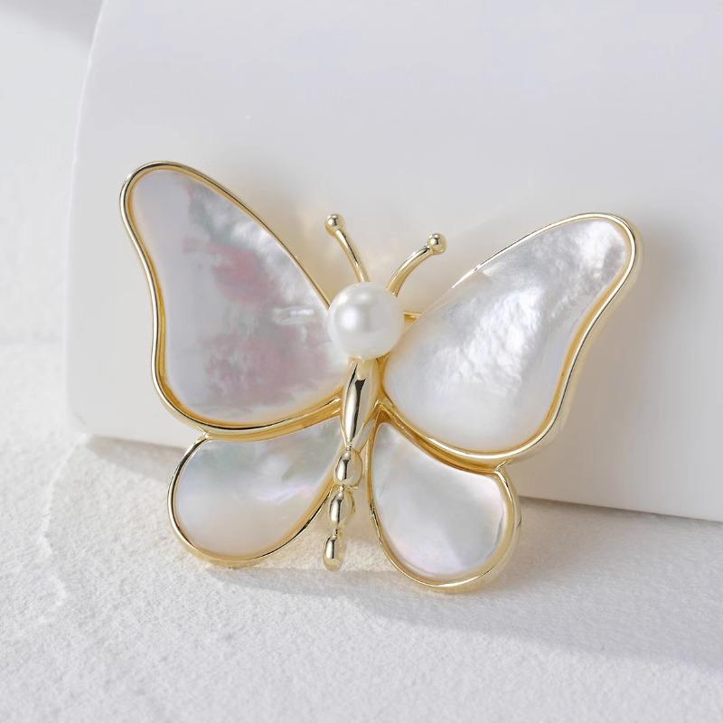 Meng Wanzhou's Pearl Butterfly Brooch: A Chic Accessory Protecting the Mother-of-pearl, Perfect for Elegant Women's Suits.